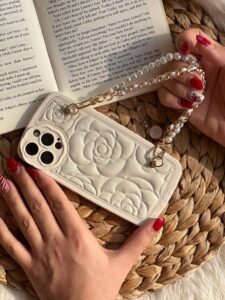 قاب موبایل آیفون شنل زنجیر مرواریدی محافظ لنزدار