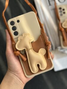 قاب موبایل سامسونگ زرافه مینیمال چرمی جاکارتی و آویز بلند محافظ لنزدار