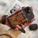 قاب موبایل آیفون لویی ویتون بگی جاکارتی ( جاکارتی قهوه ای ، جاکارتی مشکی )