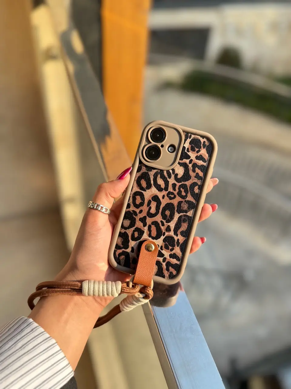 8a0330 قاب پلنگی قهوه ای سالید با آویز آیفون سامسونگ شیائومی (کدC1925) - تصویر 1