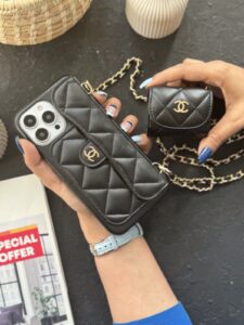 قاب موبایل آیفون شنل بالشتی جاکارتی + بند طلایی - تصویر 3