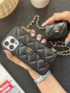 قاب موبایل آیفون شنل بالشتی جاکارتی + بند طلایی