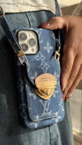 قاب موبایل آیفون لویی ویتون جین استایل جاکارتی دار + بندست - تصویر 3