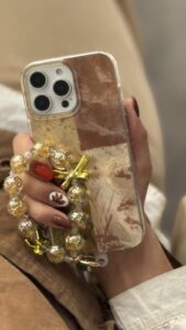 قاب موبایل آیفون براش پروانه طلایی + بندست پاپیون - تصویر 2