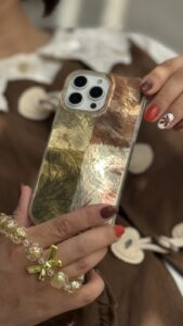 قاب موبایل آیفون براش پروانه طلایی + بندست پاپیون - تصویر 3