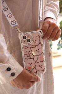 قاب موبایل آیفون خانواده گربه های بازیگوش + بندست