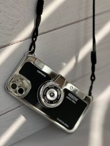 قاب موبایل آیفون دوربین آنالوگ کلاسیک محافظ لنزدار + بند بلند - تصویر 3