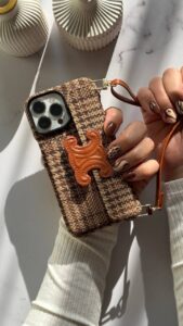 قاب موبایل ( آیفون ) سلین استریپ پارچه ای قهوه ای جاکارتی + بند بلند - تصویر 2