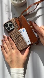 قاب موبایل ( آیفون ) سلین استریپ پارچه ای قهوه ای جاکارتی + بند بلند - تصویر 3