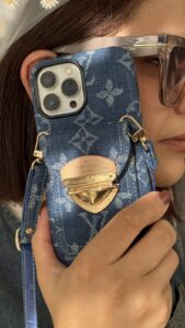 قاب موبایل آیفون لویی ویتون جین استایل جاکارتی دار + بندست - تصویر 2