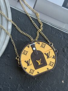 کاور ایرپاد لویی ویتون گرد سیلیکونی + بند بلند زنجیری