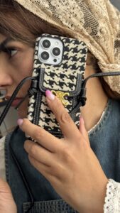 قاب موبایل آیفون زبرا پارچه ای جاکارتی سلین + بندست بلند - تصویر 2