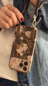 قاب موبایل آیفون گل فلاور کرم فندقی + بند چرمی ست - تصویر 3