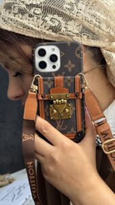 قاب موبایل ( آیفون ) ویلاک لویی ویتون جاکارتی + بندبلندست - تصویر 3