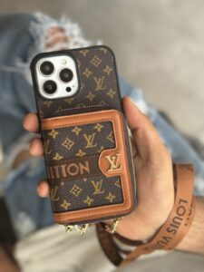قاب موبایل آیفون لویی ویتون بگی والت جاکارتی - تصویر 3