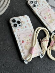 قاب موبایل آیفون خرگوش توت فرنگی پاپیون آویز و بند عروسکی - تصویر 2