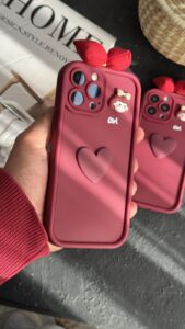 قاب موبایل ( آیفون ) دختر آلبالویی پاپیونی قلب برجسته - تصویر 3