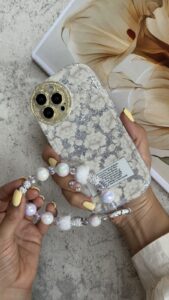 قاب موبایل ( آیفون ) گل مستر پیس سفید نقره ای + بندست مخملی