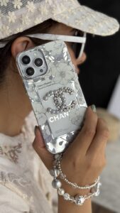 قاب موبایل آیفون شنل گل اسپرینگ تایم نگین مروارید + بند ست - تصویر 3