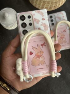 قاب موبایل سامسونگ خرگوش توت فرنگی پاپیون آویز و بند عروسکی