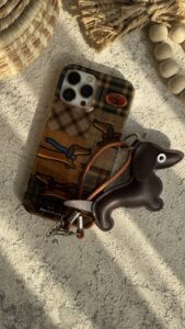 قاب موبایل ( آیفون ) سگ چرمی داکس هوند چهارخونه سه بعدی + بندست - تصویر 3