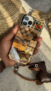 قاب موبایل ( آیفون ) سگ چرمی داکس هوند چهارخونه سه بعدی + بندست