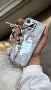 قاب موبایل آیفون قلب رمانتیک آیینه ای نگین دار + بندست - تصویر 2