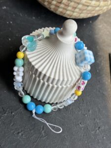 بند و آویز تاس و مهره