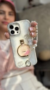 قاب موبایل آیفون پرفیوم کوکوشنل چنس نگین دار آکواریومی + پاپسوکت شنل - تصویر 3