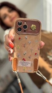 قاب موبایل آیفون گل دریایی جیر سنگشور قهوه ای + بند ست - تصویر 3