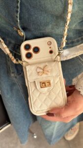 قاب موبایل ( آیفون - سامسونگ ) بند زنجیری بلند بالشتی پروانه ای جاکارتی دار - تصویر 3