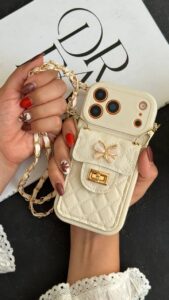 قاب موبایل ( آیفون - سامسونگ ) بند زنجیری بلند بالشتی پروانه ای جاکارتی دار - تصویر 2