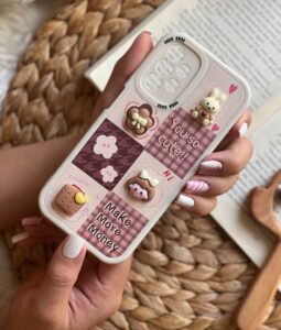 قاب موبایل سامسونگ دختر و بیسکوئیت برجسته قهوه ای کرم محافظ لنزدار