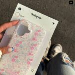 قاب گوشی آیفون مدل باغ گل زيبا با زمينه ي سفيد - تصویر 2