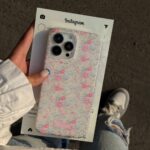 قاب گوشی آیفون مدل باغ گل زيبا با زمينه ي سفيد