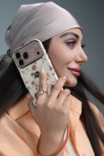 قاب آیفون گل رز فلورا قهوه ای + بندست چرمی - تصویر 2