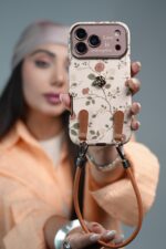 قاب آیفون گل رز فلورا قهوه ای + بندست چرمی - تصویر 3